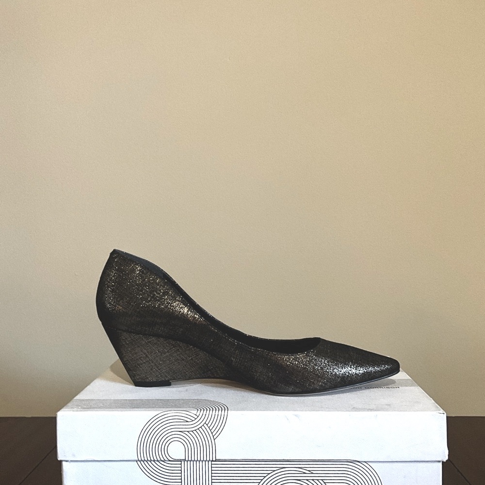 New in Box - Belle by Sigerson Morrison - Whitney 2 Wedge in Disco leather - 8.5